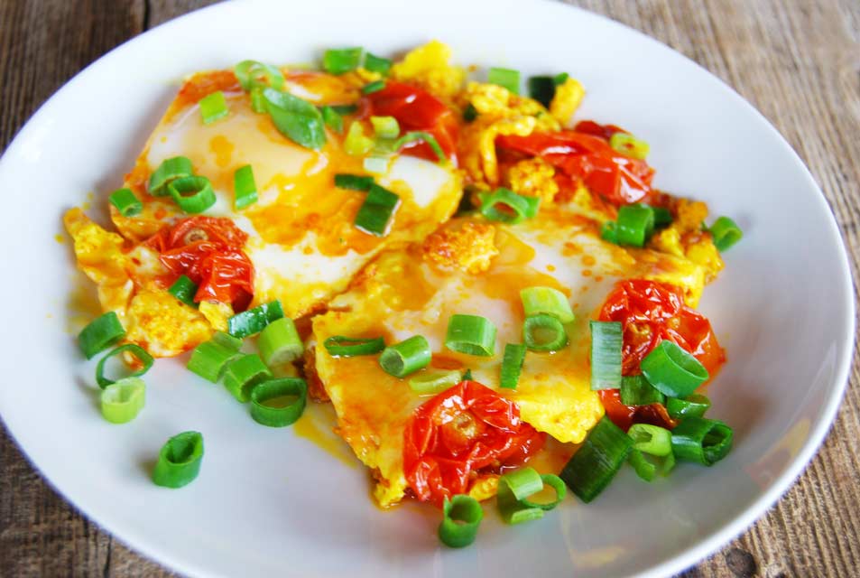 Protein, turmeric, and garlic are all healthy breakfast choices. Healthy breakfast with protein and turmeric.